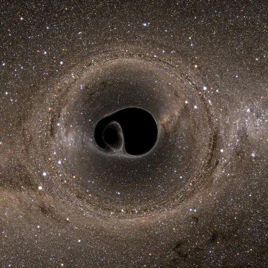 Computermodel van twee samensmeltende zwarte gaten (van opzij gezien)